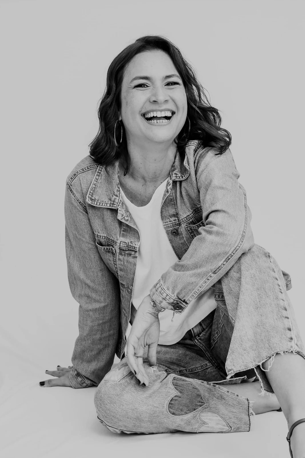 Andréa Athayde sorrindo em ensaio fotográfico